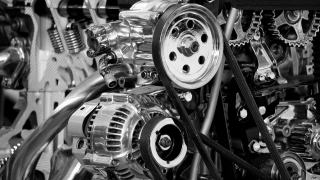 Un mécanicien inspecte une transmission par courroie dans un atelier de maintenance industrielle
